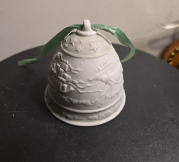 Lladro 1988 White Bell Ornament Santa Claus with Green Ribbon No Box - Picture 4 of 10